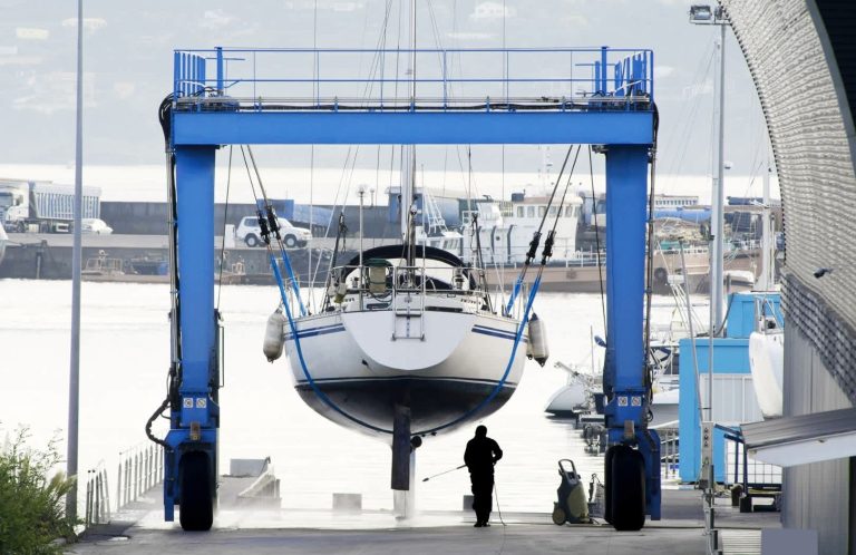 Dry dock works. Antifouling and anodes for boats.